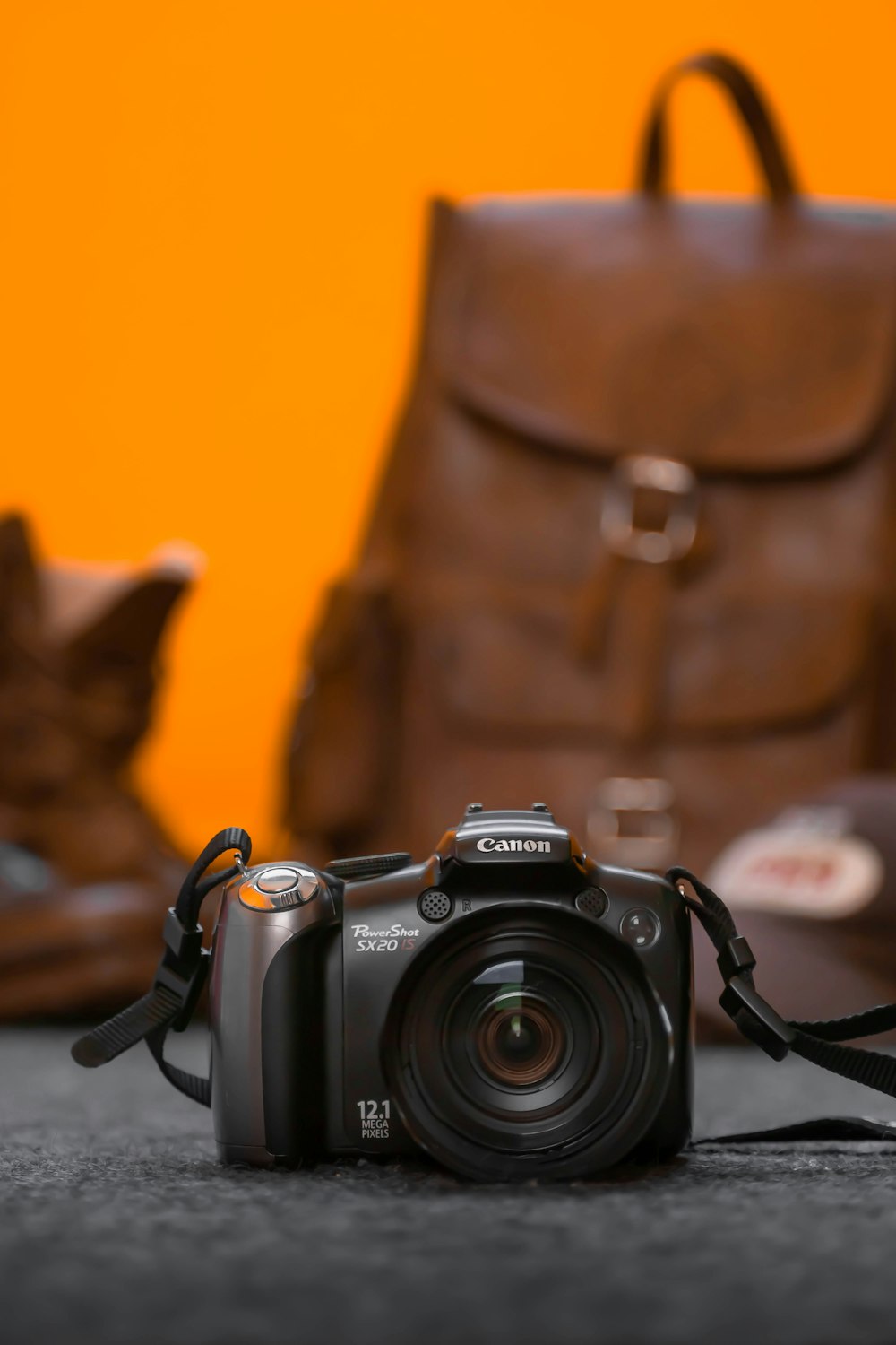 Cámara DSLR Nikon negra en bolso de cuero marrón