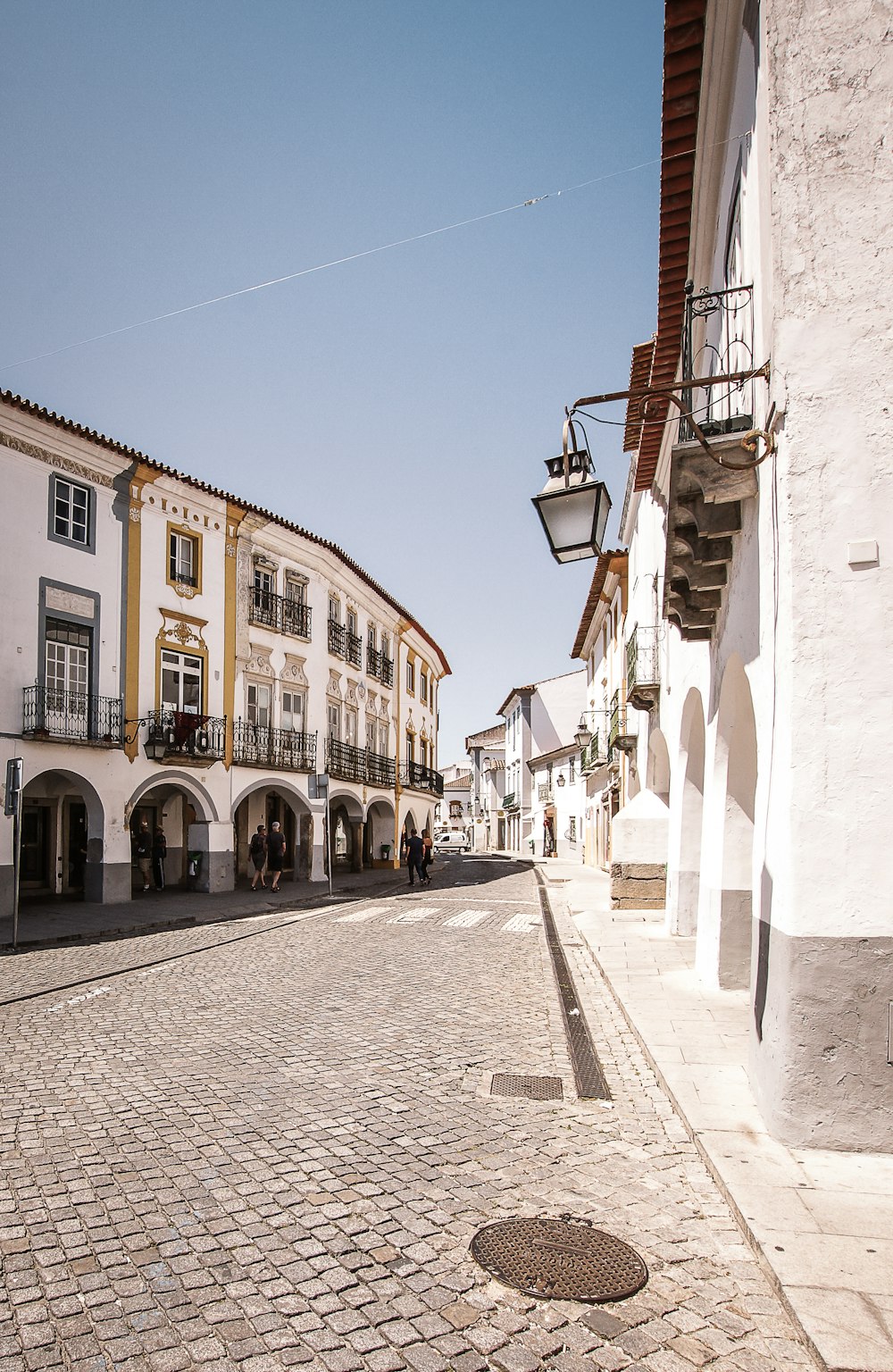 Edificio de hormigón blanco y marrón durante el día