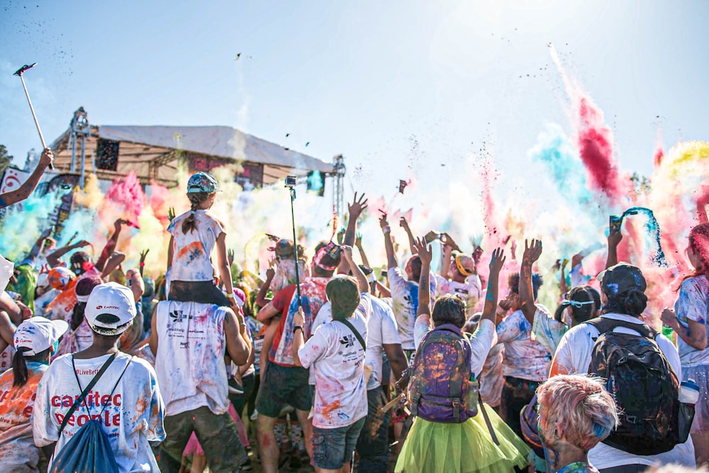 persone in un festival durante il giorno