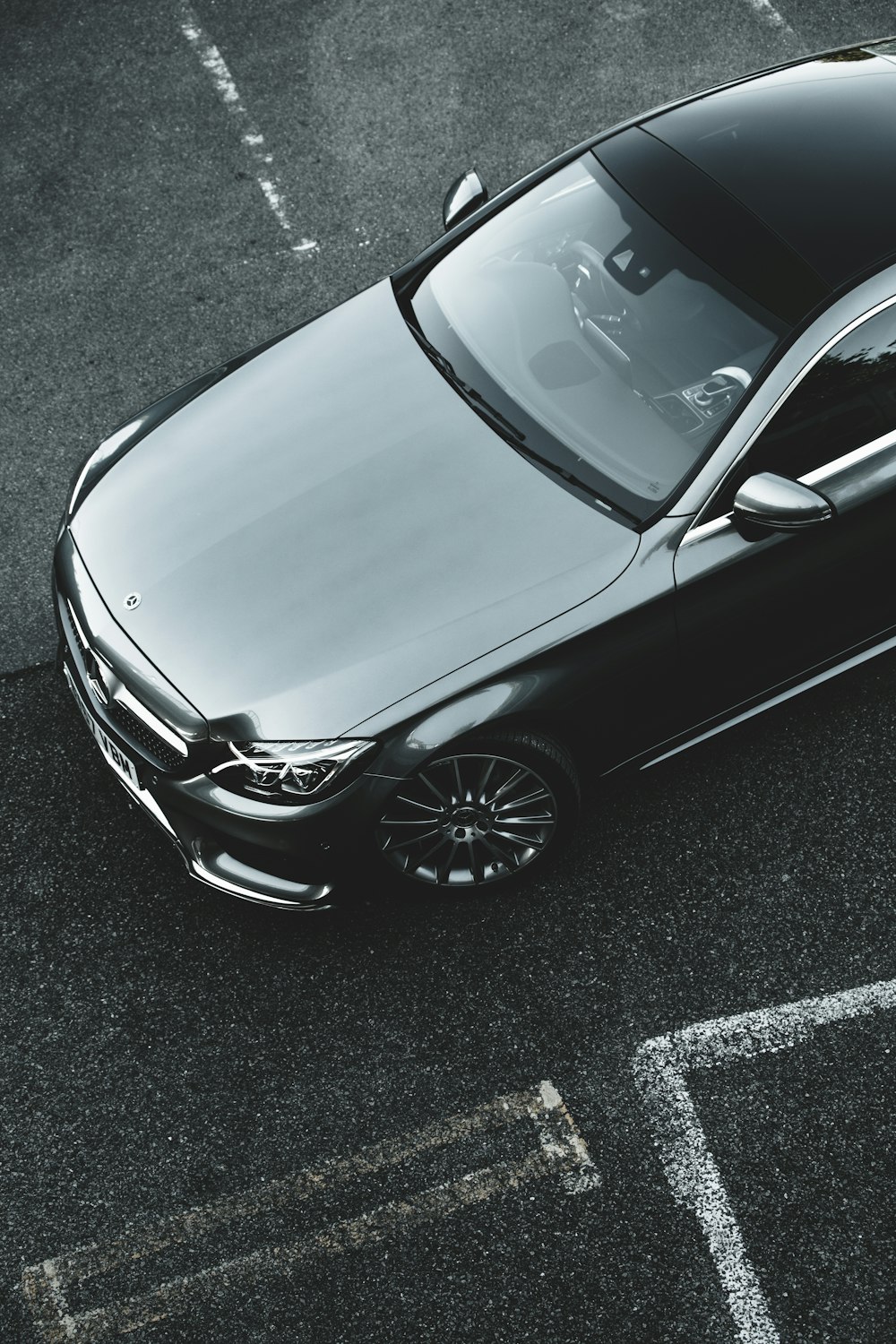 Mercedes Benz coupé argenté sur route