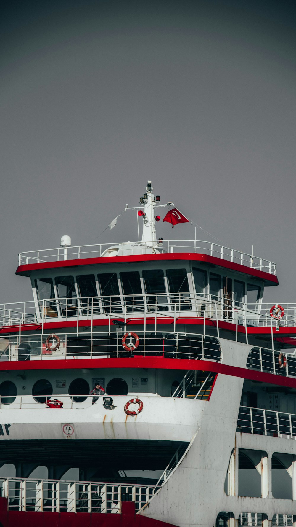 海に浮かぶ白と赤の船