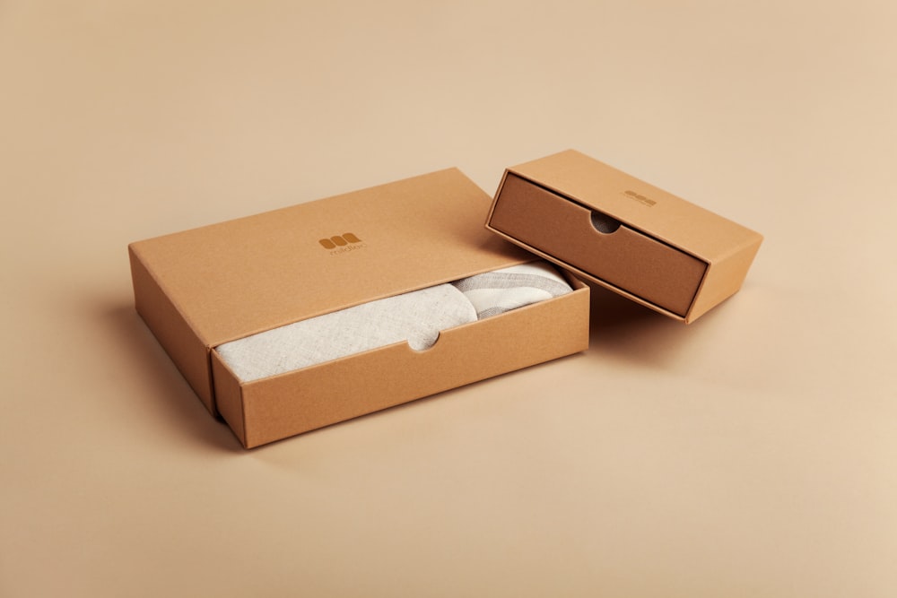 caja de cartón marrón sobre mesa blanca