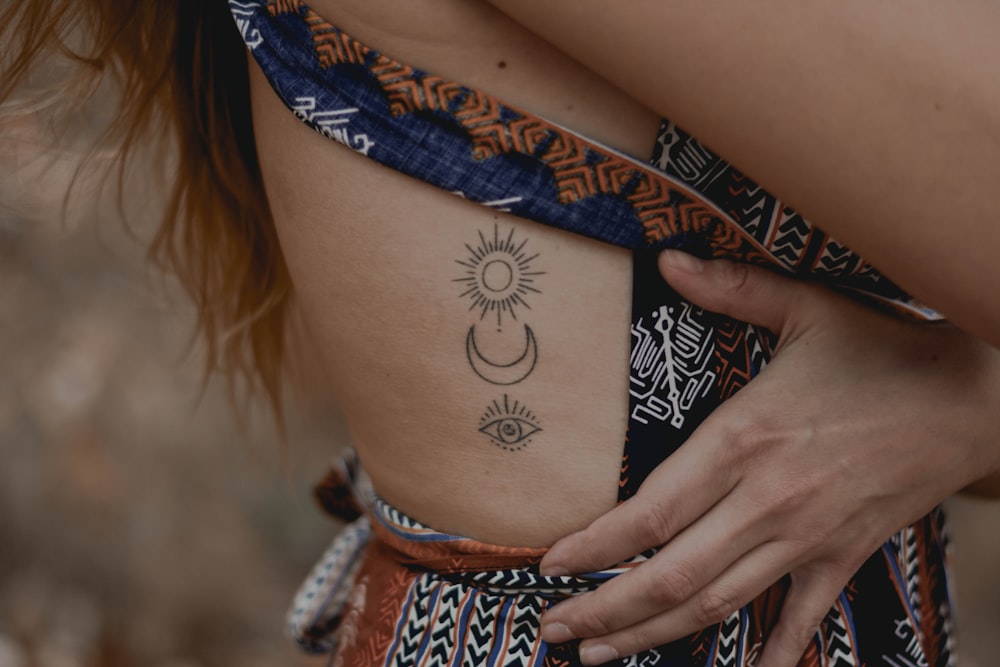 Femme avec un tatouage floral sur son bras droit