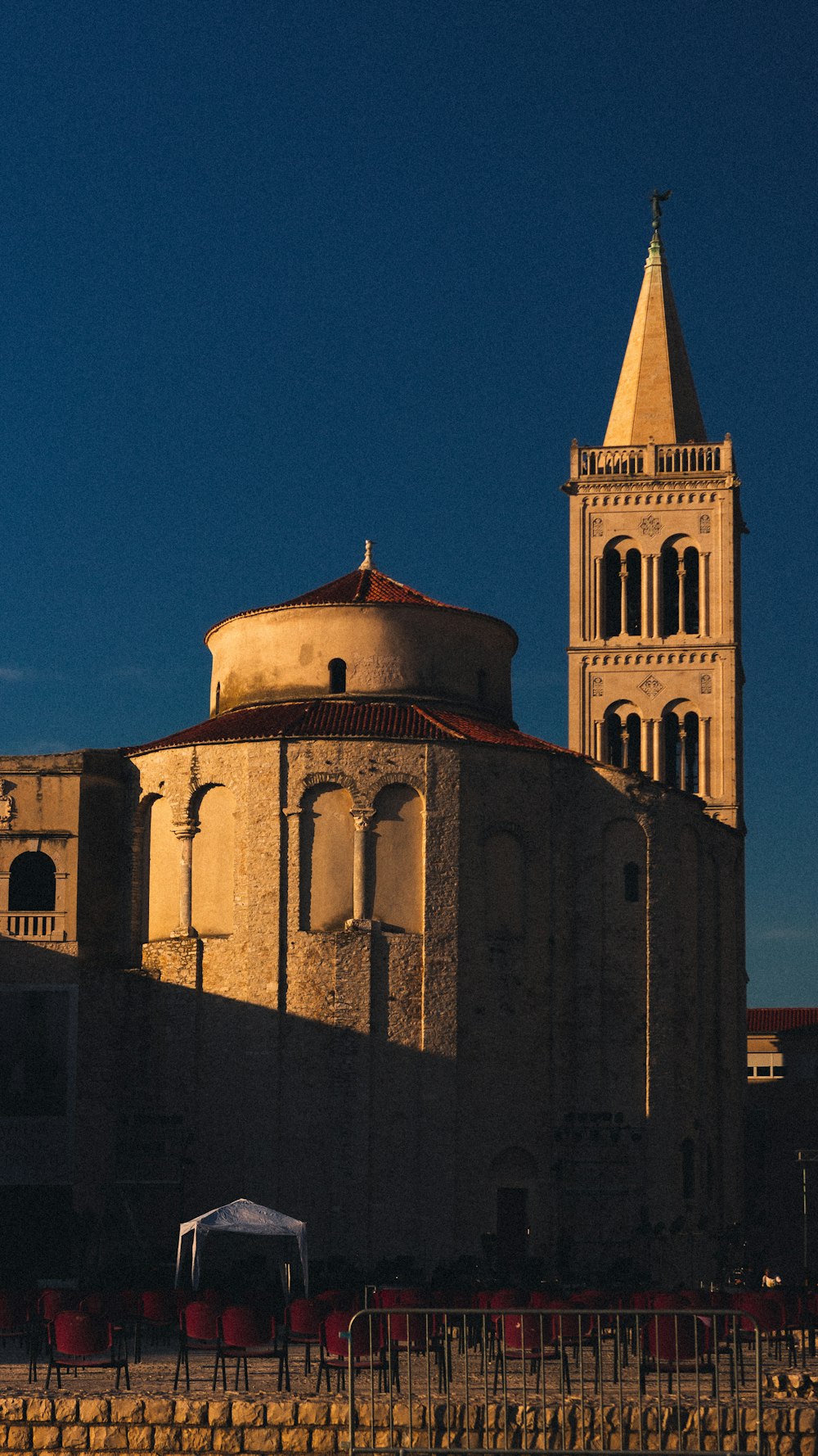 edificio in cemento marrone sotto il cielo blu durante il giorno