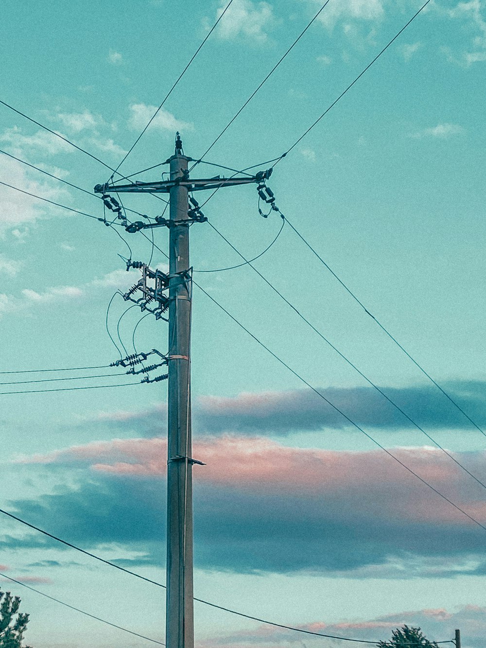 Poste eléctrico negro bajo cielo azul