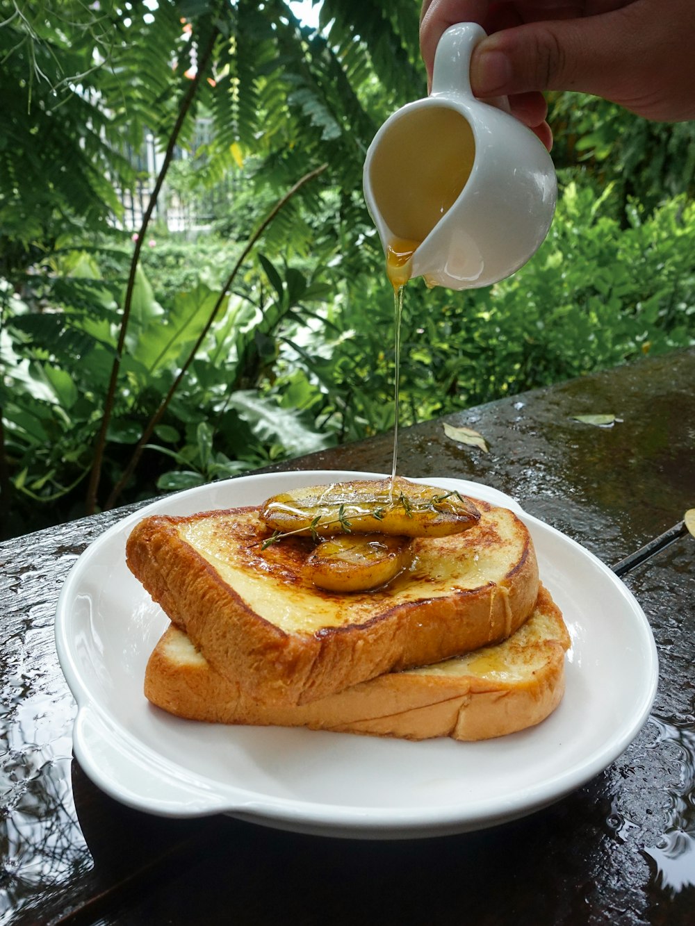 pão com folha verde na placa de cerâmica branca