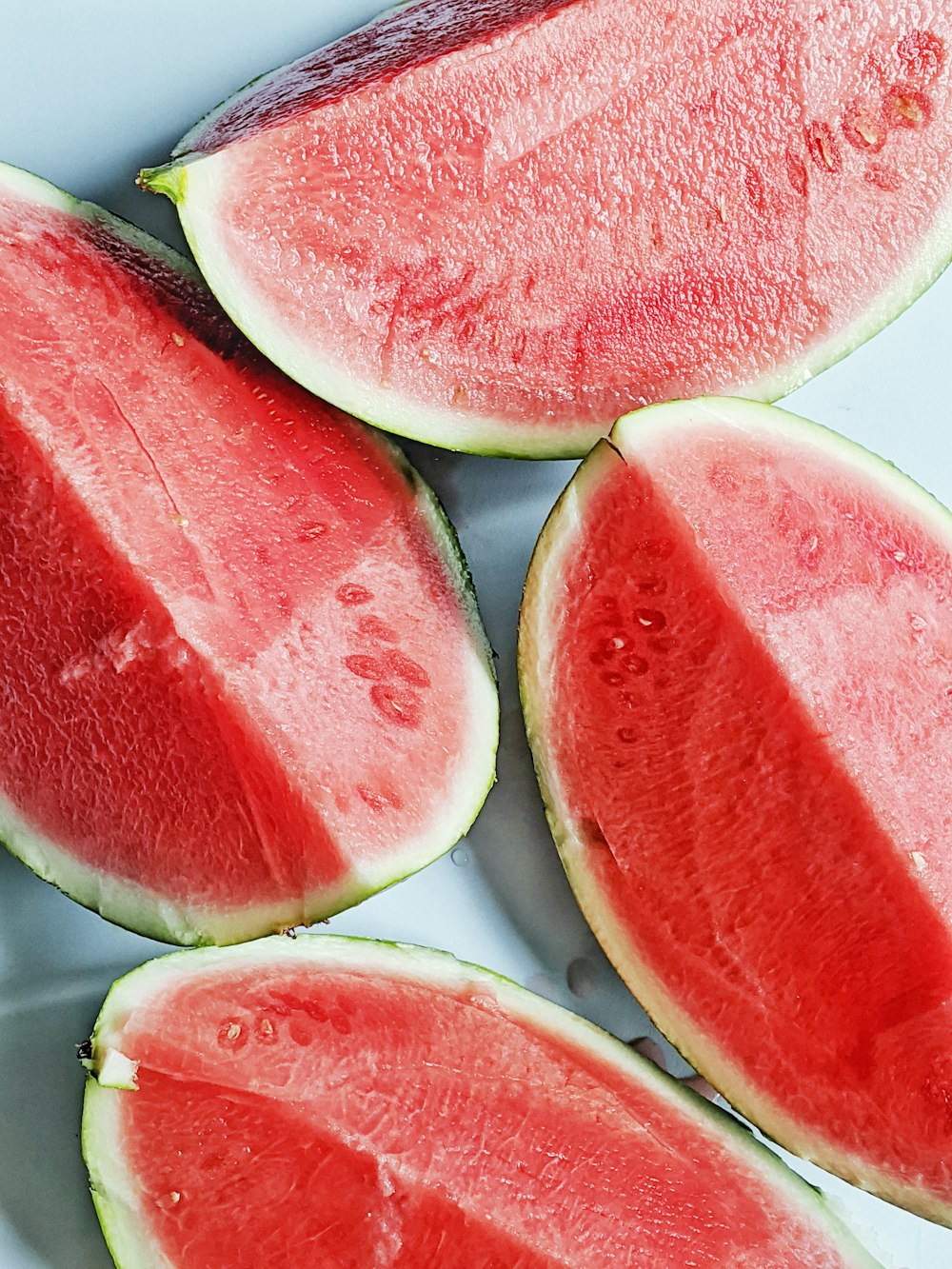 in Scheiben geschnittene Wassermelone auf weißem Keramikteller