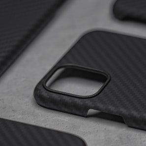 Minimalist clear phone case showing the phone’s original design with subtle protection.