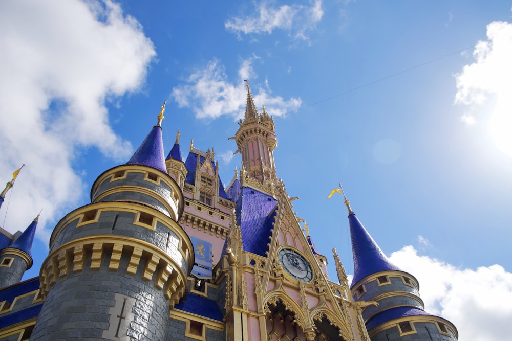 Braunes und blaues Betonschloss unter blauem Himmel tagsüber