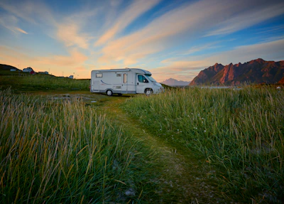 Az XGO X-Van 105 camper a hegyek között, reggeli fényben