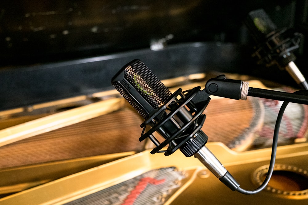 schwarz-silbernes Mikrofon auf braunem Holztisch