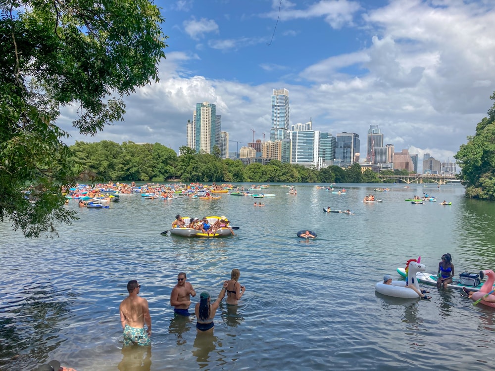 pessoas na praia durante o dia