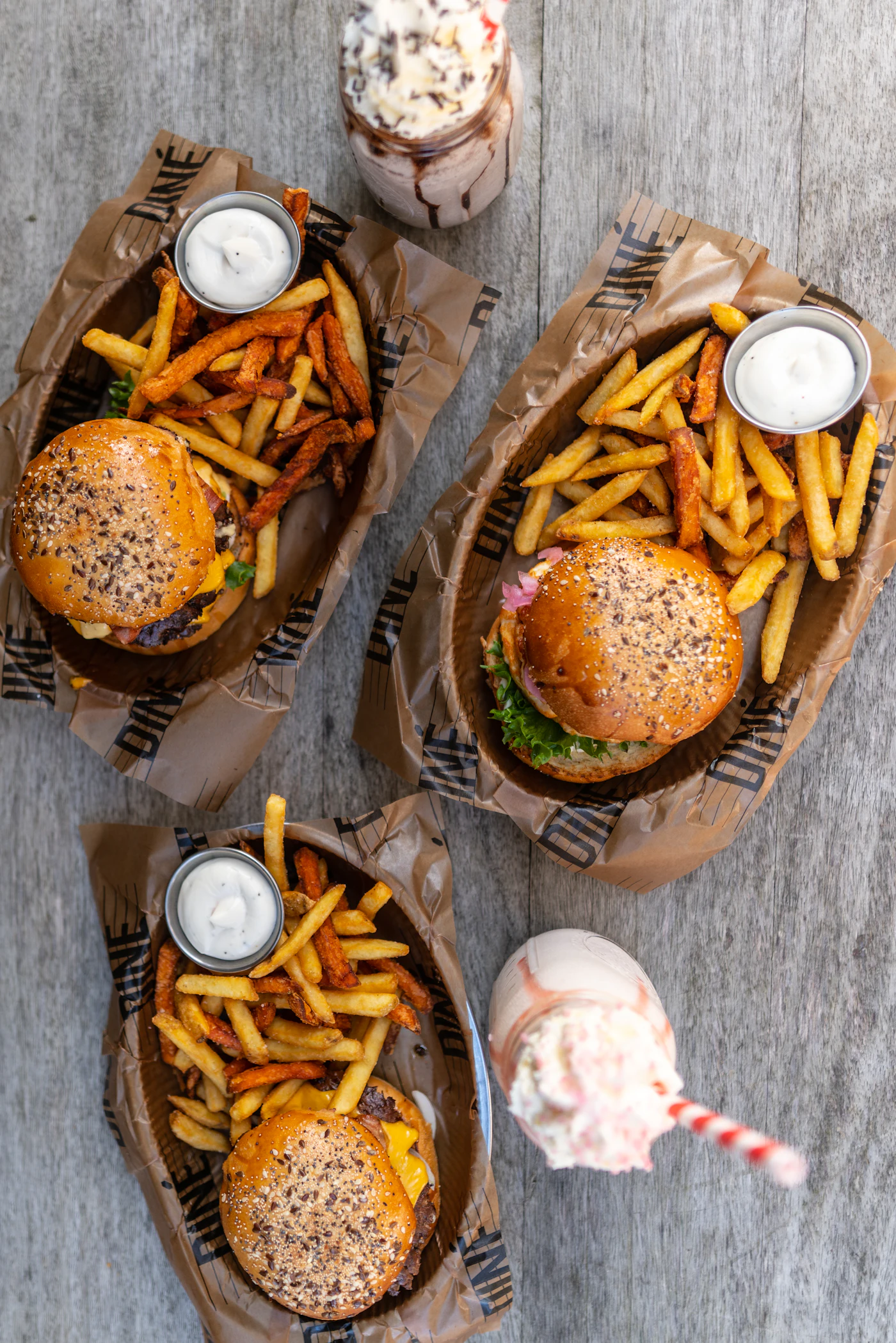 Burger et frites servis sur un support en papier kraft brun