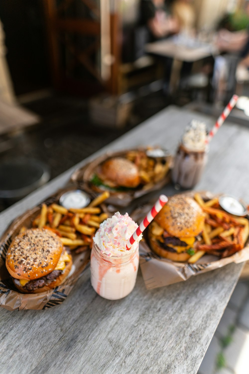 hamburger con patatine fritte su carta bianca