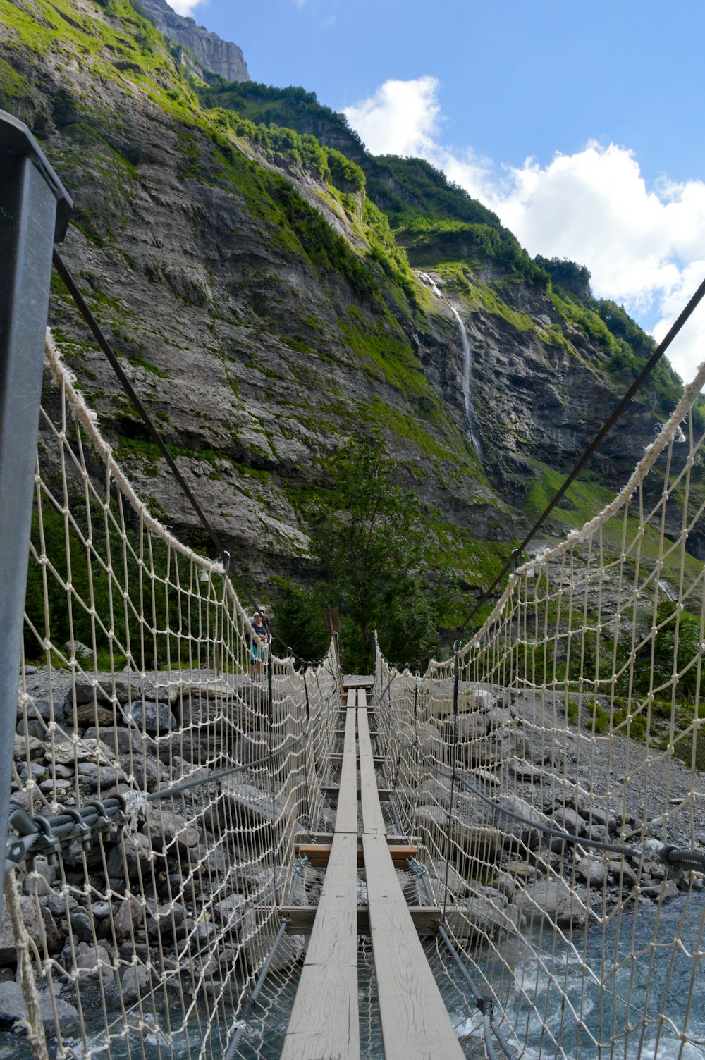 ponte di legno bianco sulla montagna