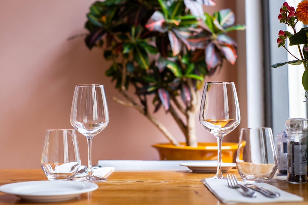 テーブルの上の透明なワイングラス
