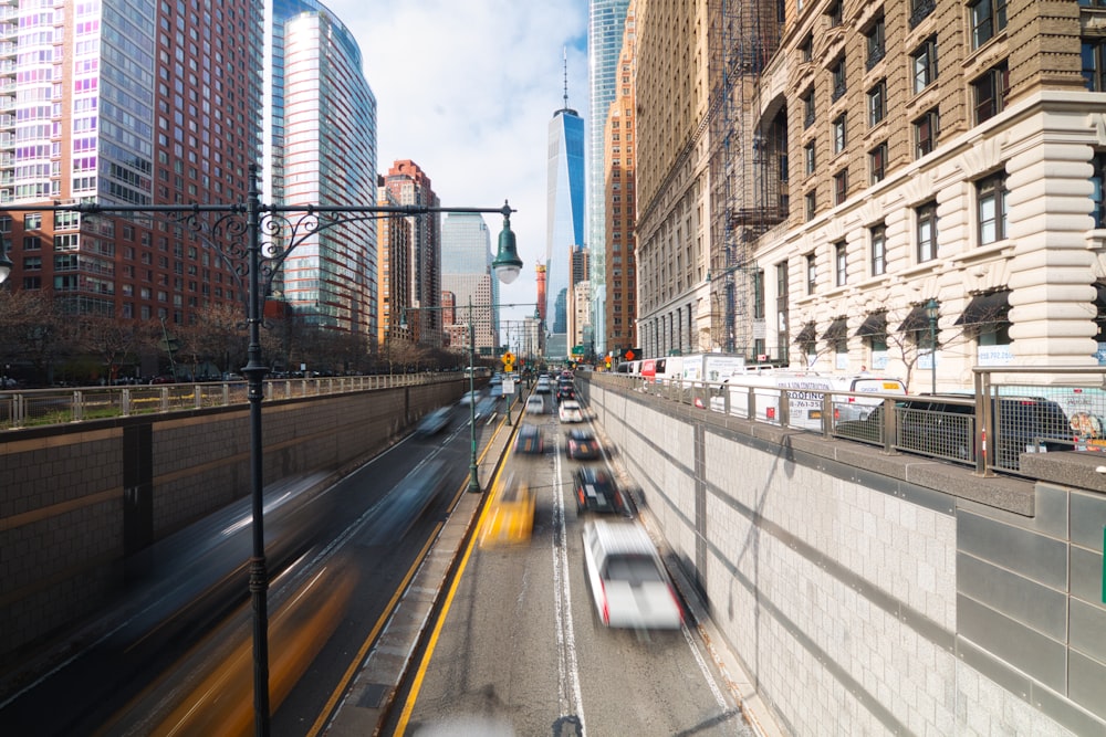 Fotografia time lapse di auto su strada durante il giorno