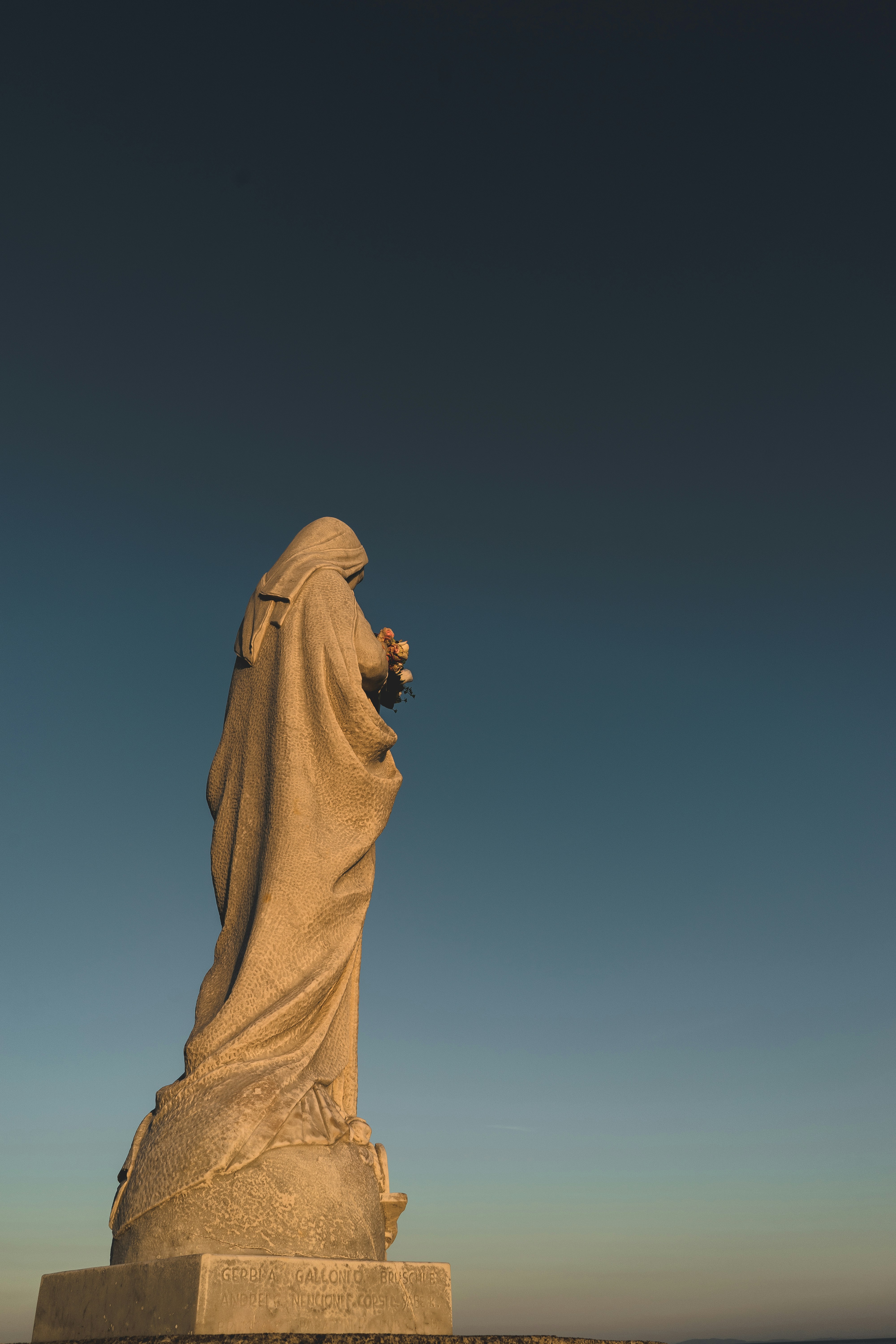Statue de Bouddha en or sous le ciel bleu pendant la journée