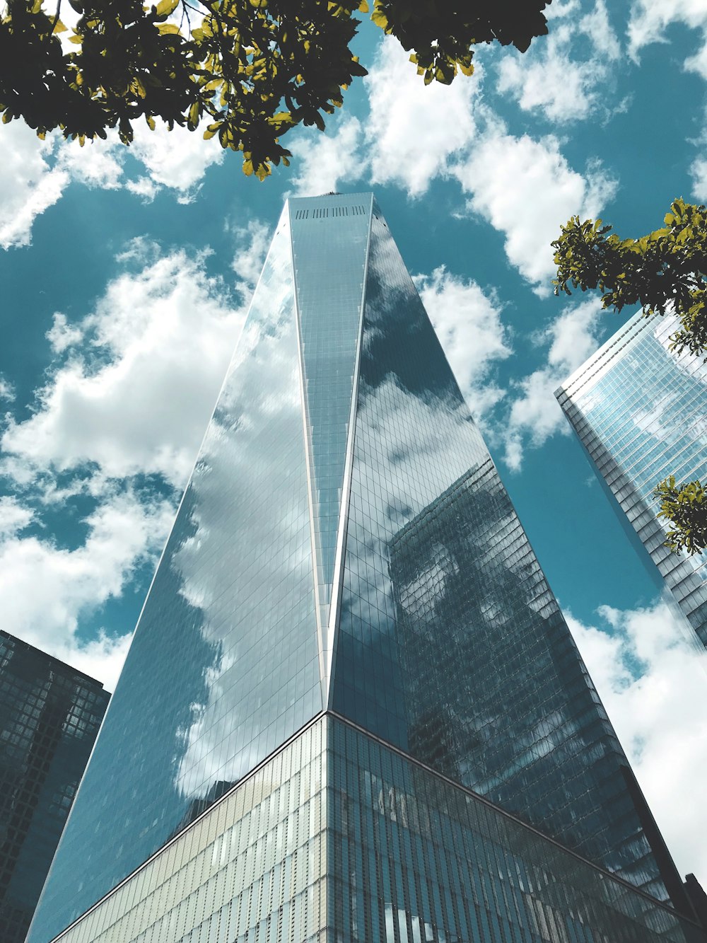 nuvens azuis e brancas sobre os edifícios da cidade