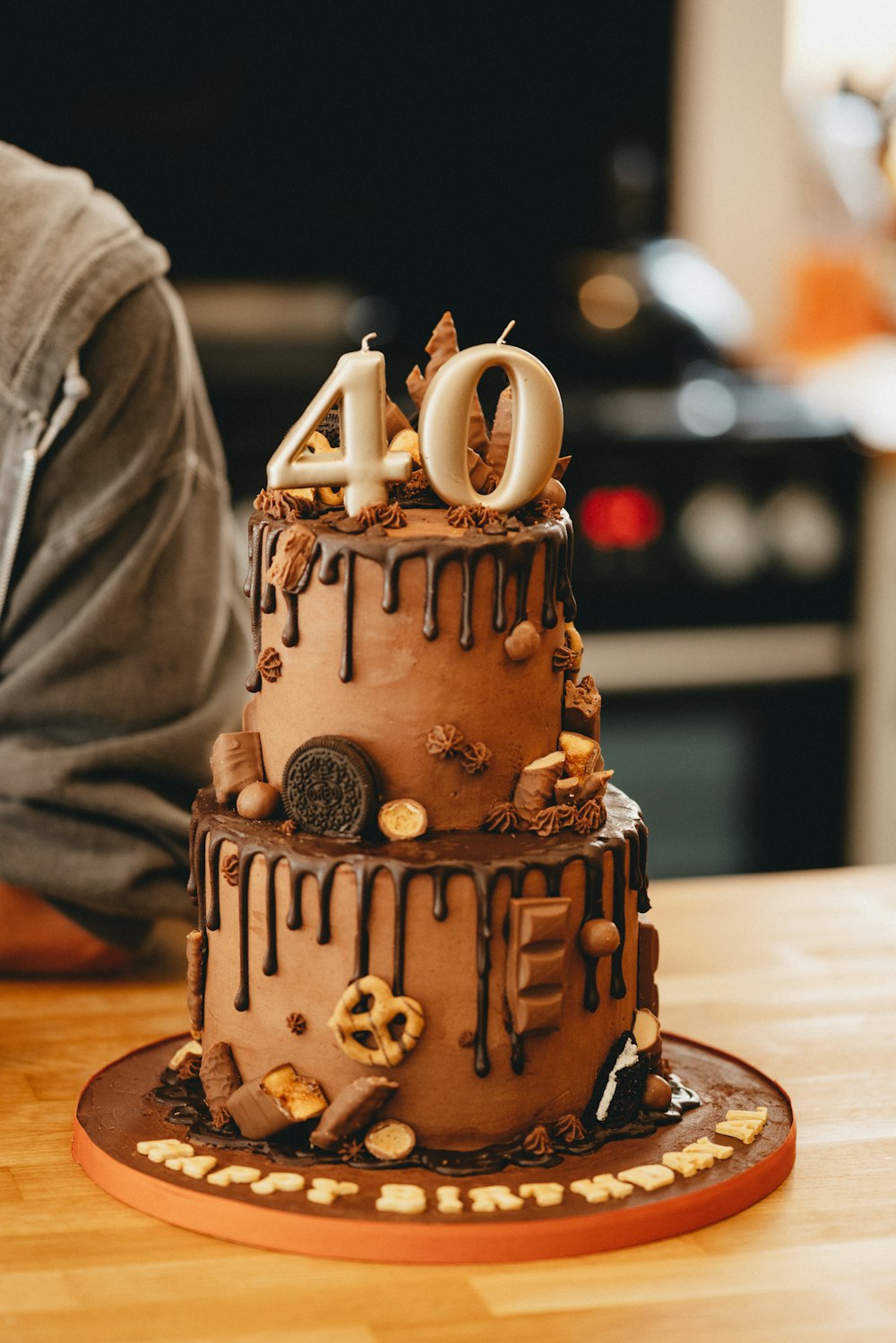 위에 흰색 장식이 있는 갈색 세라믹 컵케이크