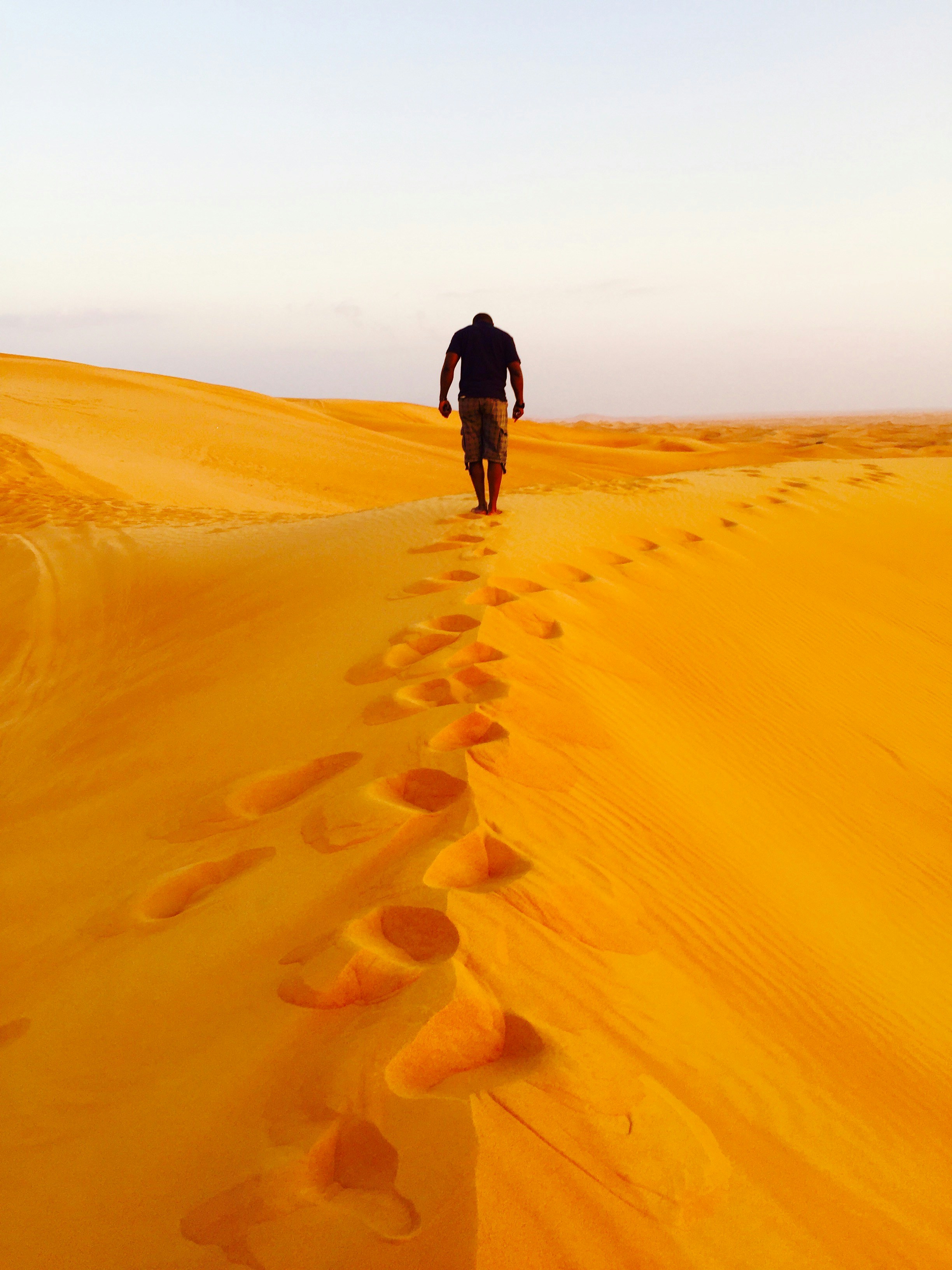 昼間に砂漠を歩く黒いジャケットの人の写真 Unsplashで見つけるドバイ アラブ首長国連邦の無料写真