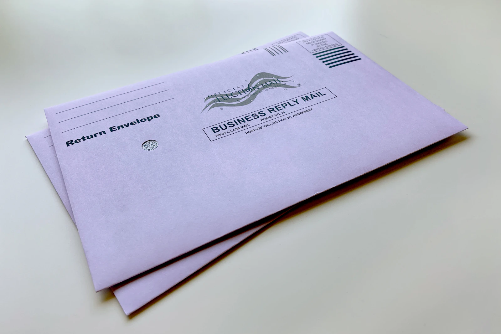 Carta registrada com aviso de recebimento sendo entregue