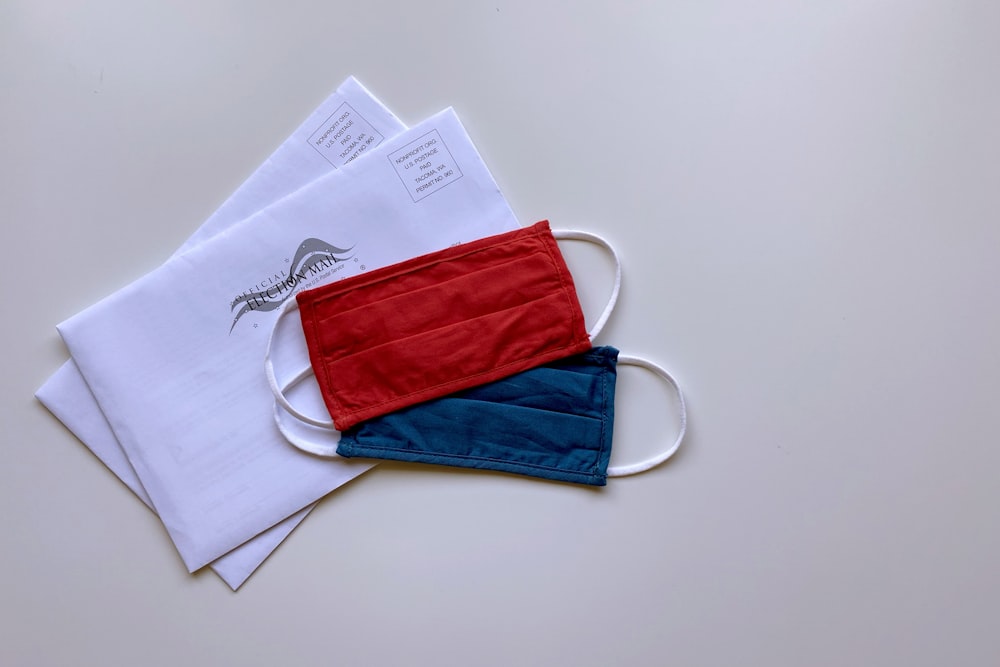 bolsa roja y azul sobre papel blanco