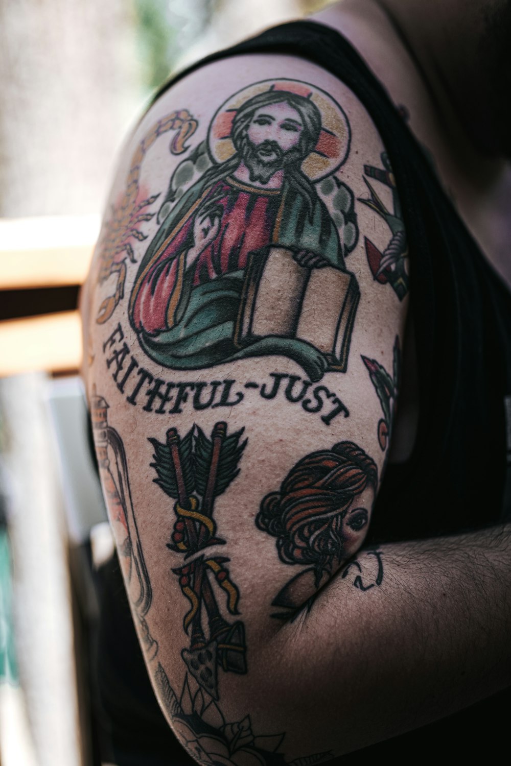 Person mit rotem und schwarzem Totenkopf Tattoo
