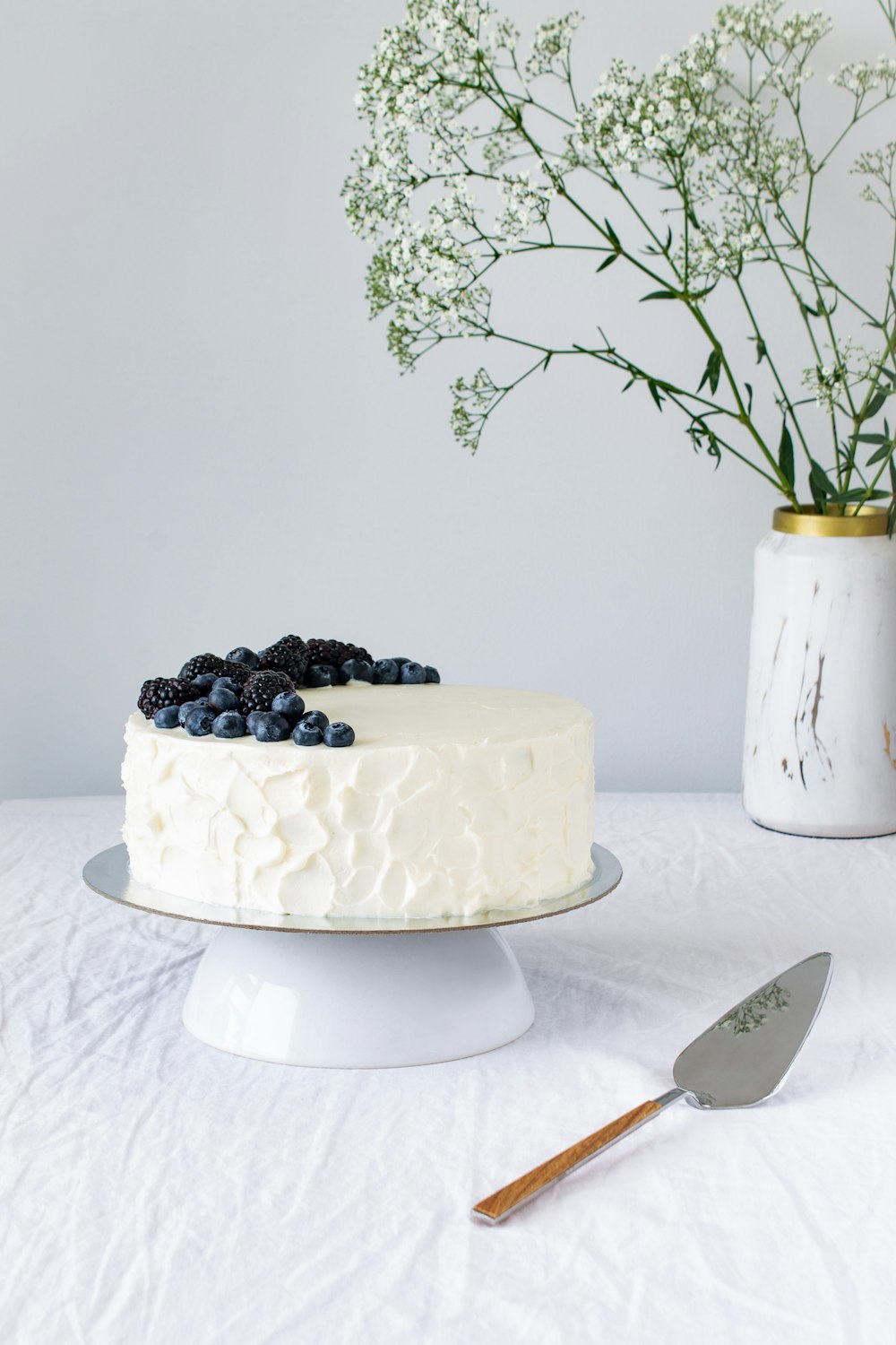 Gâteau aux fruits noirs sur gâteau blanc