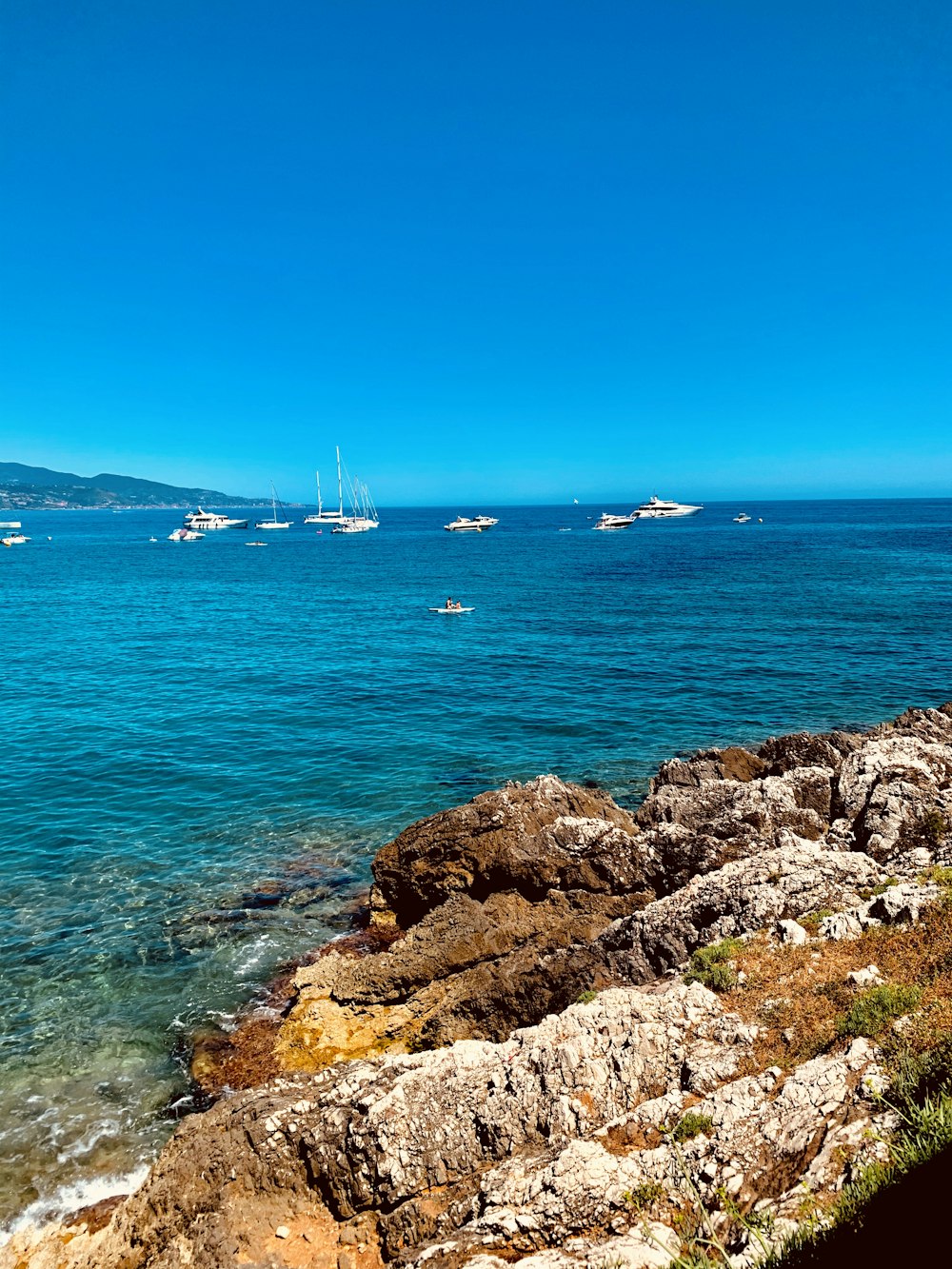 bateau blanc sur la mer pendant la journée