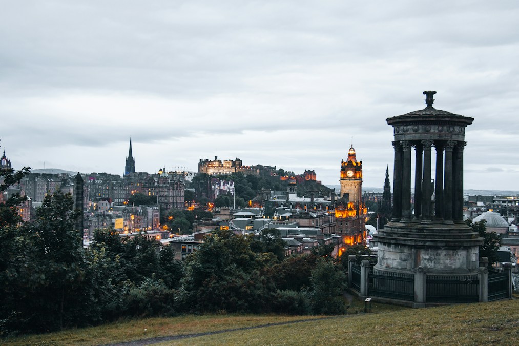 Le château d’Édimbourg au coucher du soleil, vu depuis Calton Hill : la capitale écossaise accueillera le Grand Départ du Tour de France le 2 juillet 2027