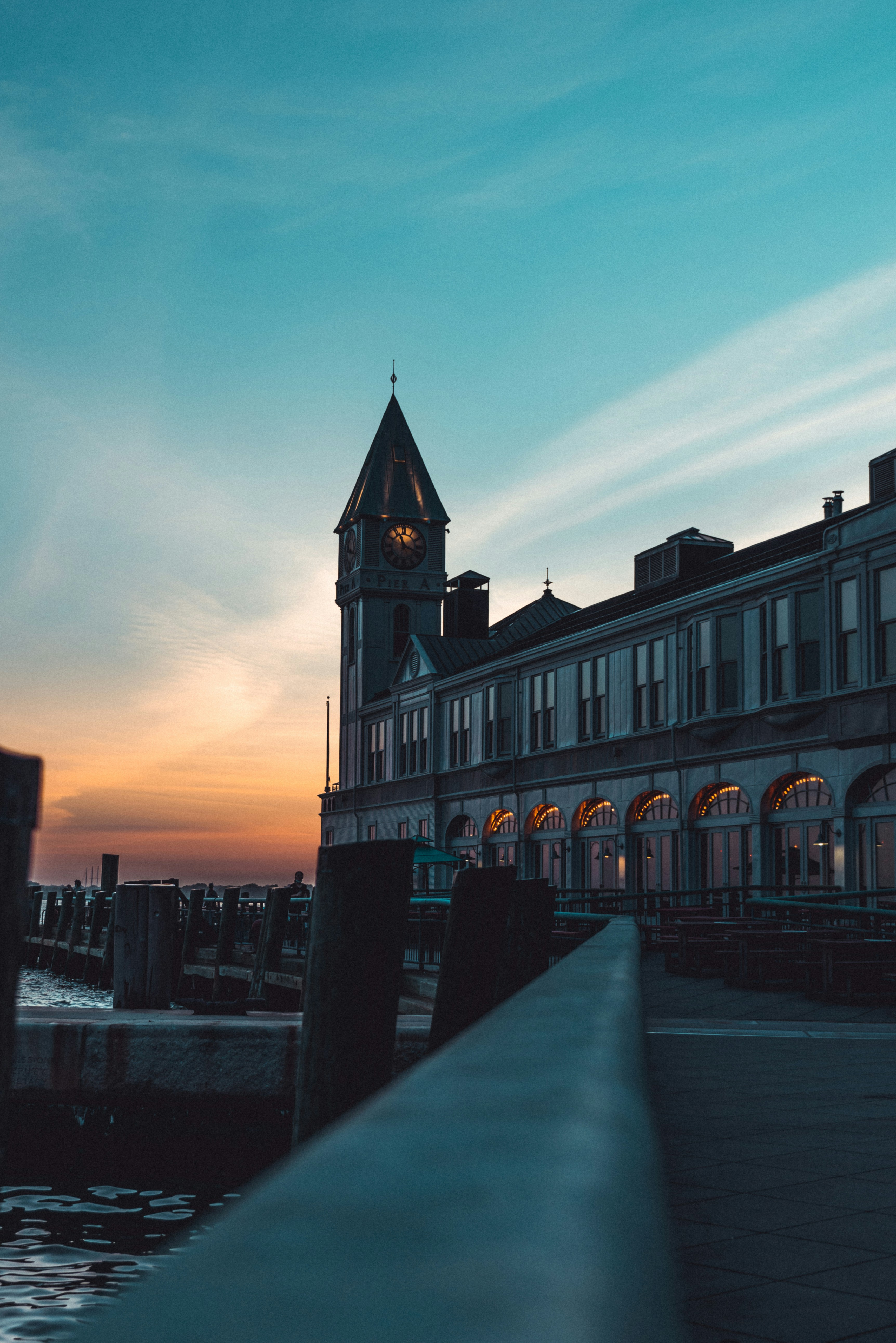 日中の茶色のコンクリートの建物