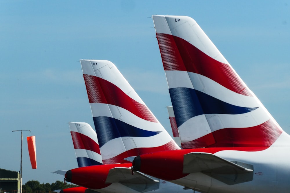 Avión blanco y rojo en el cielo