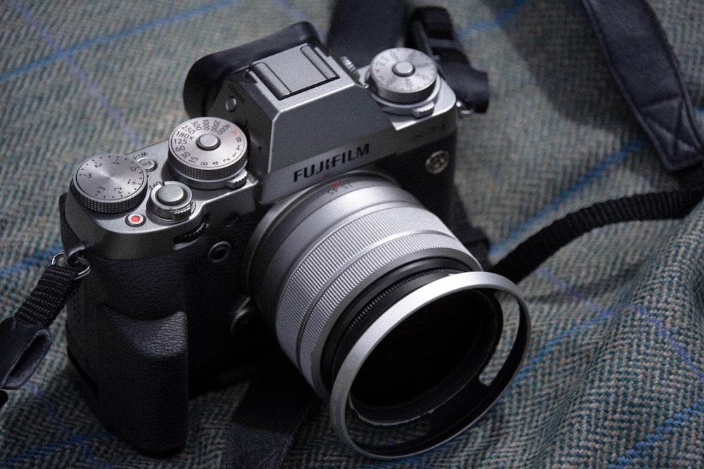 Schwarze Nikon DSLR-Kamera auf blauem Textil