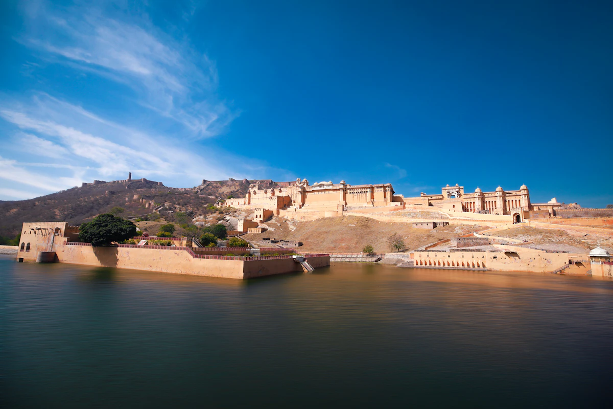 A family by the lake in Udaipur