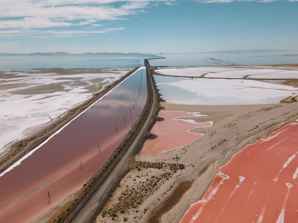 Carretera de hormigón gris cerca del mar durante el día