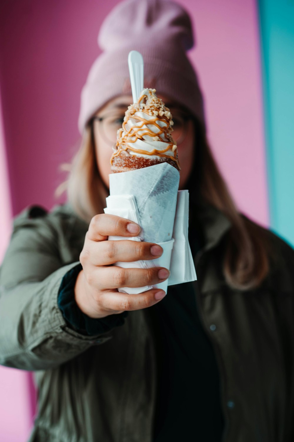 Person in schwarzer Jacke mit Schwarzbrot