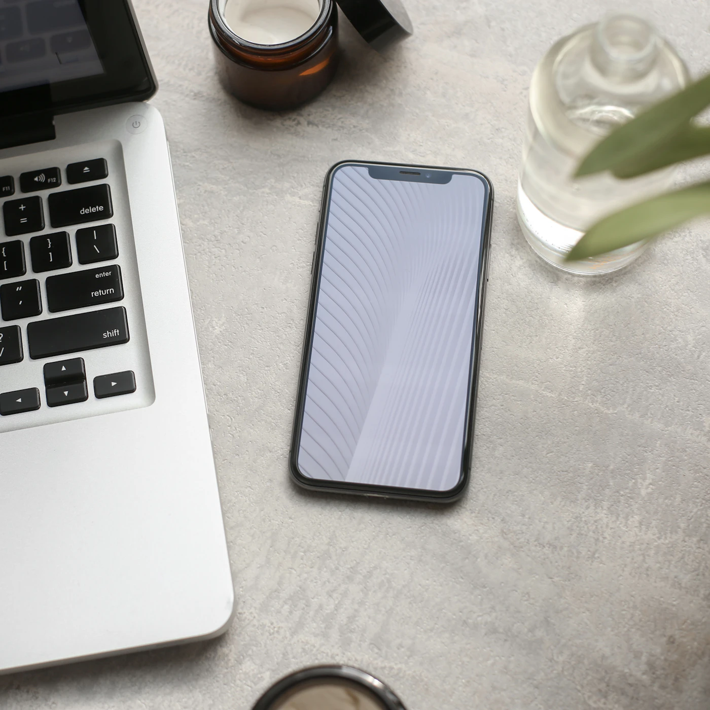 Técnico reparando un smartphone
