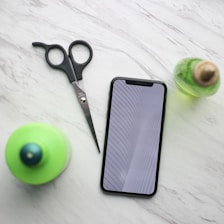 A clean smartphone screen showing the megure app measuring a small household item.