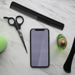 black handled scissors beside green apple fruit