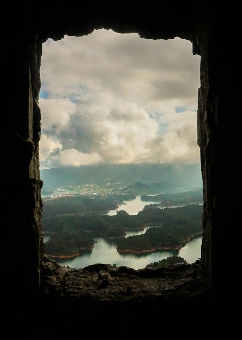 昼間の山の上の雲