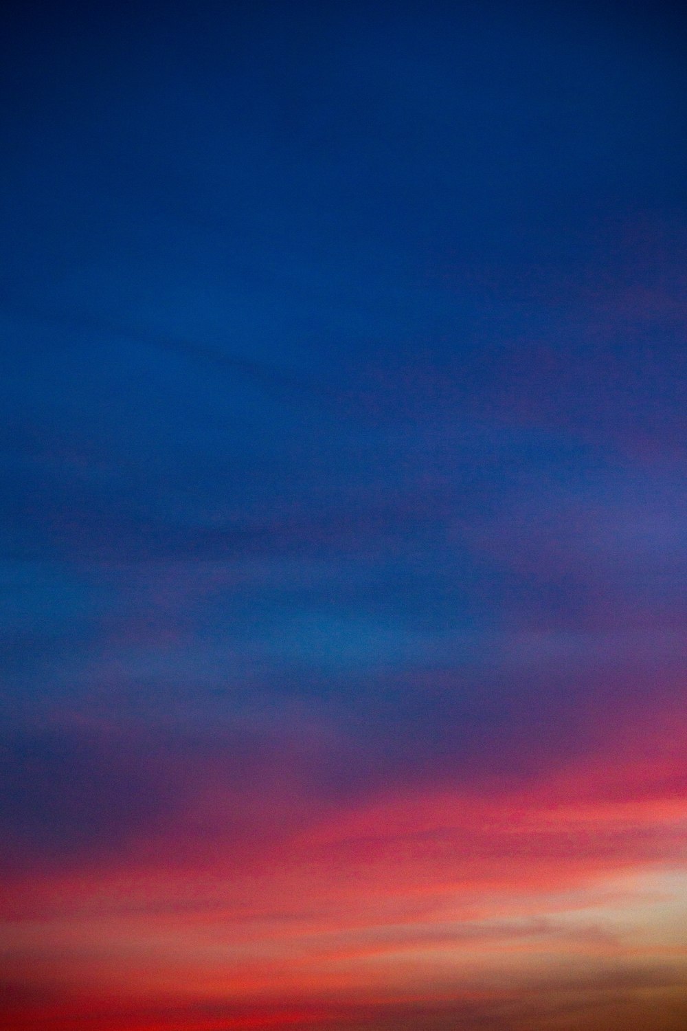 cielo nublado naranja y azul