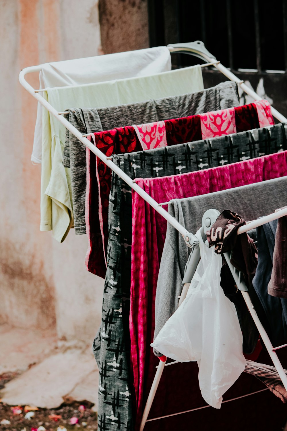 textil blanco y rosa sobre pared blanca