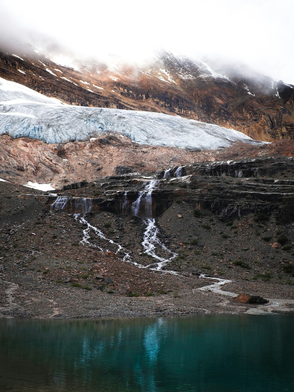 montagne enneigée près du lac pendant la journée