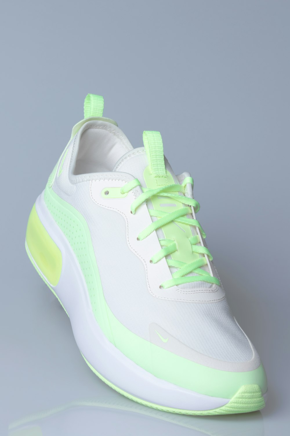 white and green nike air max