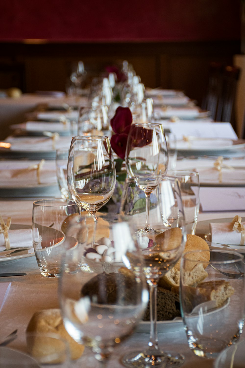 テーブルの上の透明なワイングラス