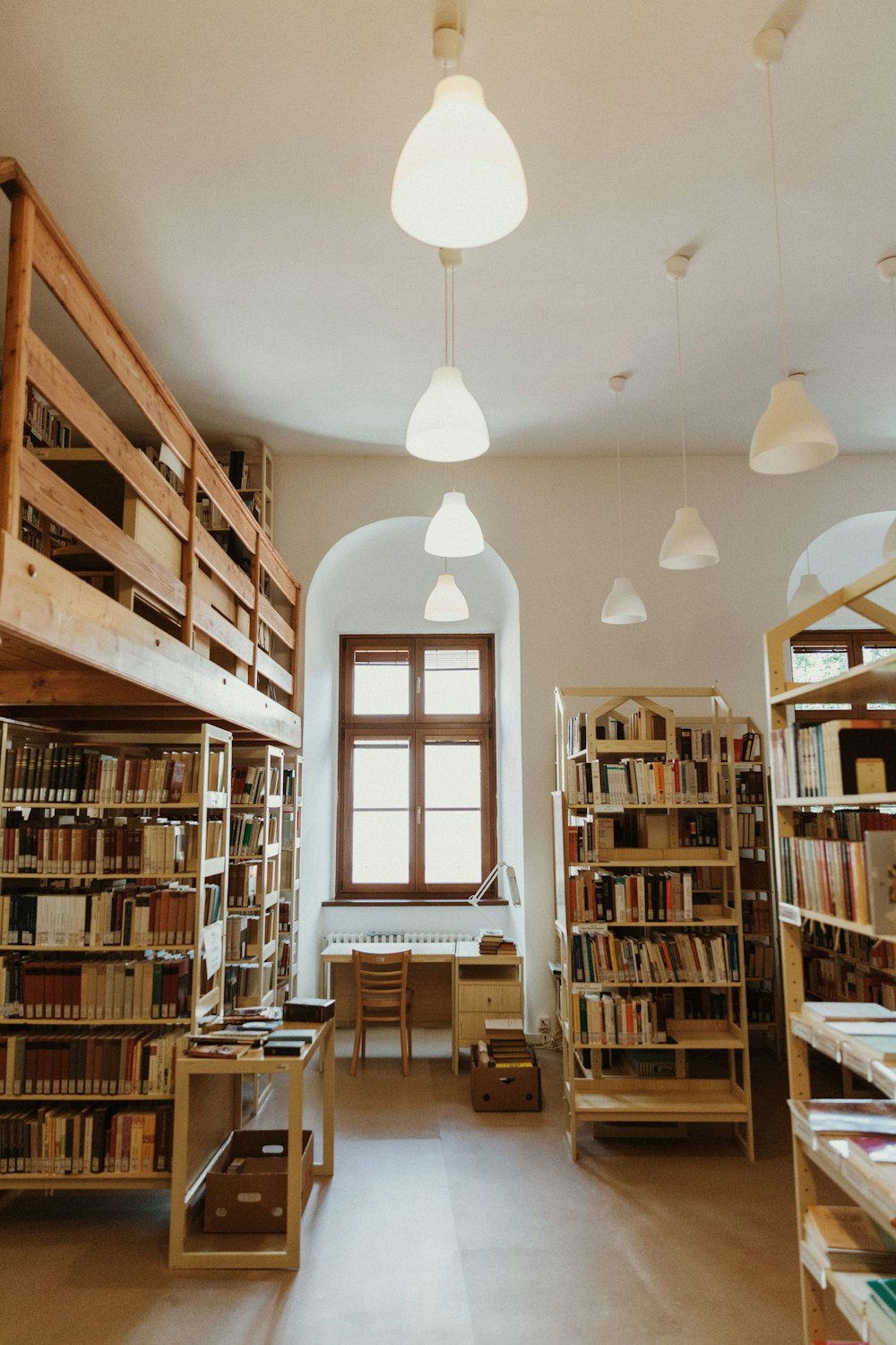 braune hölzerne Bücherregale mit Büchern