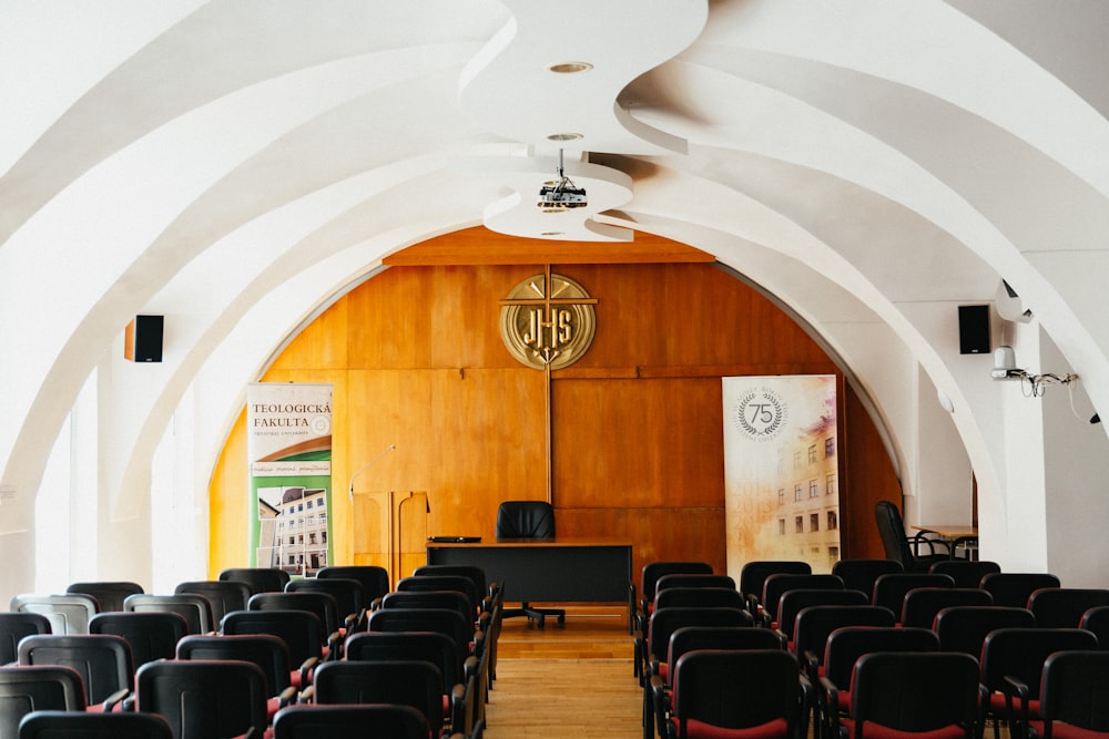 cadeiras pretas dentro da sala marrom