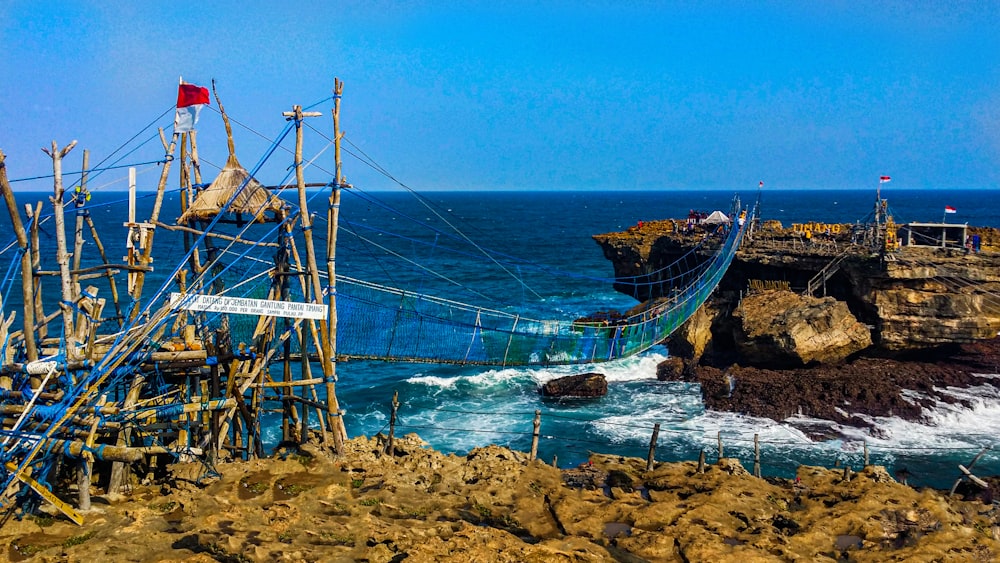 Barco azul y blanco en la orilla del mar durante el día