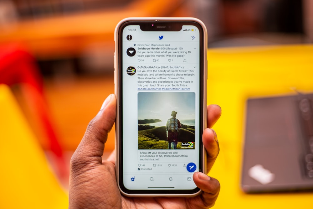 Twitter says it will pay verified users for featuring ads in replies post image